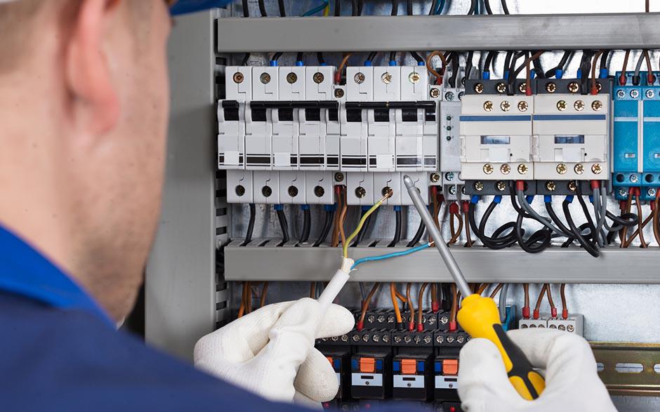 besoin d'un électricien Mériel